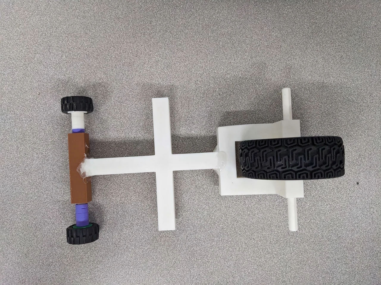 Overhead view of the printed three-wheel vehicle before the rubber bands are fitted